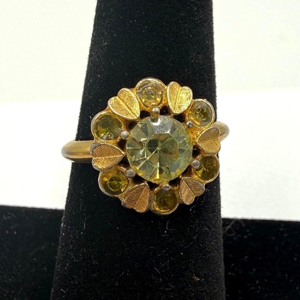 Vintage Avon Gold Tone Green Rhinestone Floral Cluster Cocktail Ring Size 7.5 - Picture 1 of 4